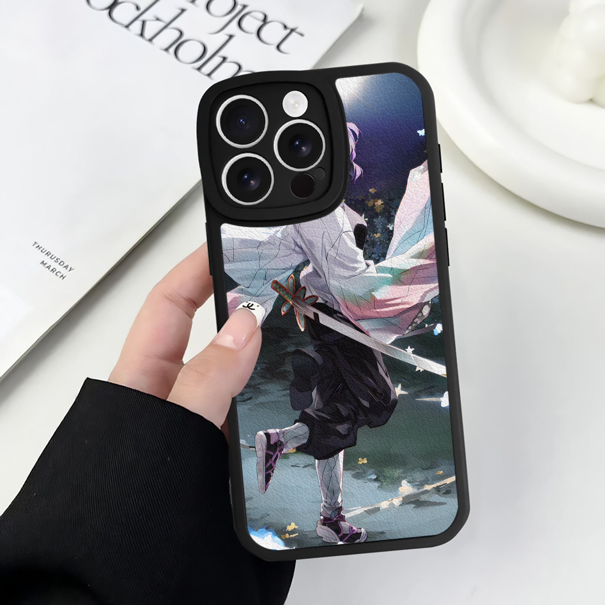 （画像用） 鬼滅の刃（きめつのやいば）蟲柱-胡蝶 しのぶ／こちょう しのぶ Kochou Shinobu 【iPhone 16シリーズ対応】シリコンスマホケース（レザー調） 材質：シリコン